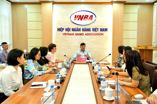 Hoàn thiện Sổ tay hướng dẫn phối hợp hỗ trợ xử lý tài khoản/thẻ liên quan đến giao dịch chuyển tiền/thanh toán nghi ngờ gian lận giả mạo, lừa đảo