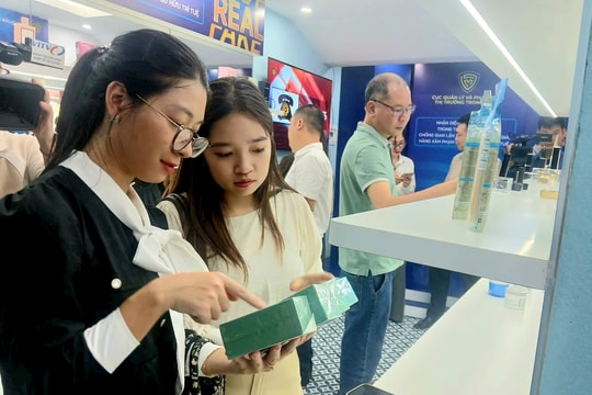 Mở cửa Phòng trưng bày "Nhận diện hàng vi phạm”