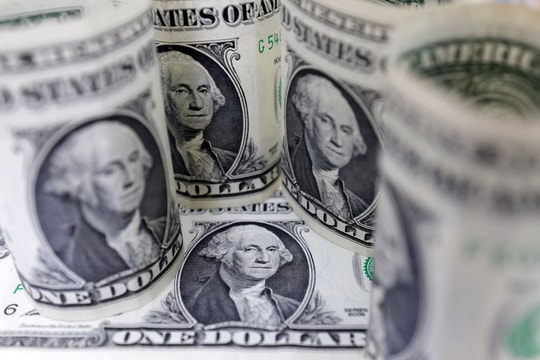 Đồng USD tiếp tục tăng giá, gây áp lực lên thị trường kim loại quý
