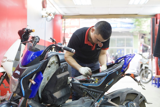 Hà Nội chuẩn bị cấm xe xăng, thợ thức thời học nghề sửa xe điện
