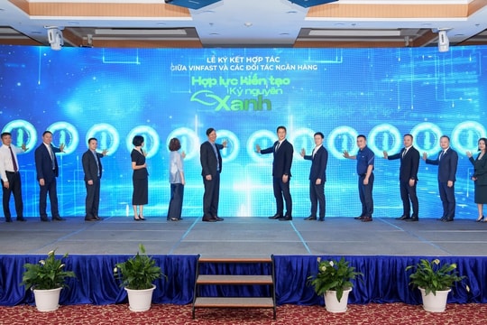 VinFast và 12 ngân hàng, tổ chức tài chính hỗ trợ người dân Hà Nội chuyển sang xe điện nhiều ưu đãi chưa từng có