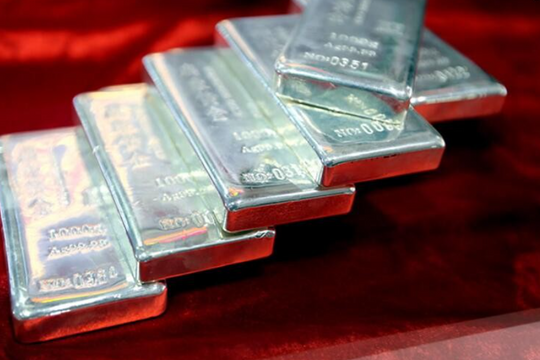 Giá bạc ngắt mạch tăng sau khi vượt đỉnh 14 năm
