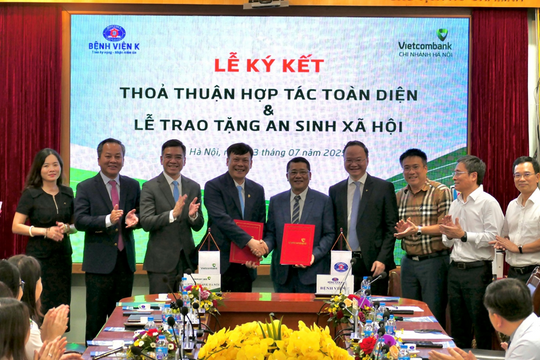 Vietcombank và Bệnh viện K ký kết hợp tác toàn diện, trao tặng 100 máy tính bảng trị giá 1 tỷ đồng phục vụ chuyển đổi số