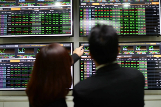 Nhộn nhịp “sang tay” cổ phiếu khi VN-Index tiến lên vùng đỉnh lịch sử