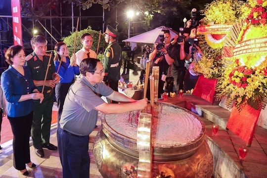 Thủ tướng Phạm Minh Chính thắp nến tri ân các anh hùng liệt sĩ tại Quảng Trị