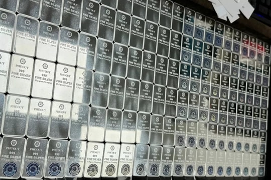 Giá bạc giảm nhẹ theo giá vàng