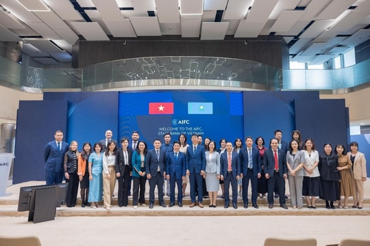 Đoàn công tác của Ngân hàng Nhà nước Việt Nam khảo sát các mô hình Trung tâm tài chính quốc tế