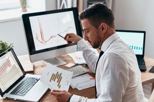 Số lượng việc làm Mỹ lao dốc vì AI, sa thải tăng mạnh trong ngành công nghệ, bán lẻ