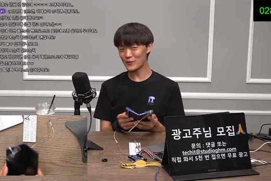 Galaxy Z Fold 7 đang bị gập 200.000 lần trực tiếp trên YouTube