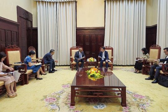 Phó Thống đốc Ngân hàng Nhà nước Việt Nam Nguyễn Ngọc Cảnh tiếp Giám đốc Quốc gia ADB tại Việt Nam