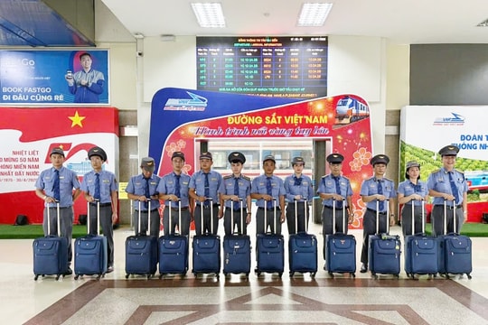 Tổ tàu SE4 trả lại gần 13 triệu đồng cho hành khách