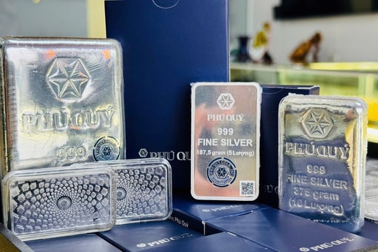Giá bạc tiếp tục giảm khi đồng USD mạnh lên