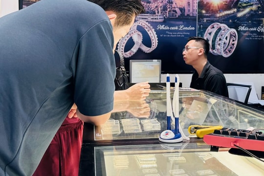 Nếu nhỡ “sóng” chứng khoán và vàng, người mua bạc vẫn lãi 35% từ đầu năm