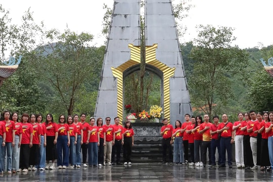 Chi bộ Cơ quan Thường trực Hiệp hội Ngân hàng tổ chức về nguồn tại Khu di tích lịch sử Pò Hèn