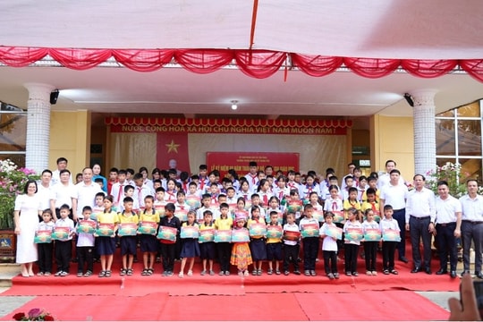 Vietcombank trao 8.000 suất học bổng “Cùng em tiến bước” cho học sinh nghèo vượt khó trên toàn quốc