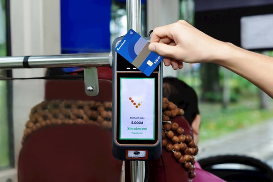 Khách đi xe buýt ở TP. Hồ Chí Minh đã có thể 'chạm' thanh toán tự động qua thẻ NAPAS