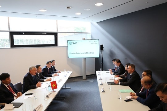 Phó Thống đốc Nguyễn Ngọc Cảnh tháp tùng Phó Thủ tướng Thường trực Chính phủ Nguyễn Hòa Bình tiếp lãnh đạo Standard Chartered và J.P. Morgan và tham dự Hội nghị xúc tiến đầu tư tại Frankfurt