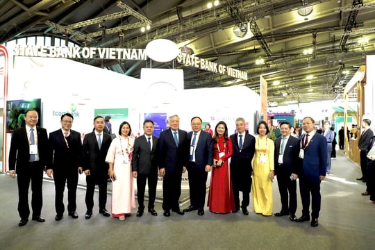 Gian hàng Việt Nam tại Sibos 2025 đón Đoàn công tác Phó Thủ tướng Nguyễn Hòa Bình và Phó Thống đốc Nguyễn Ngọc Cảnh đến thăm