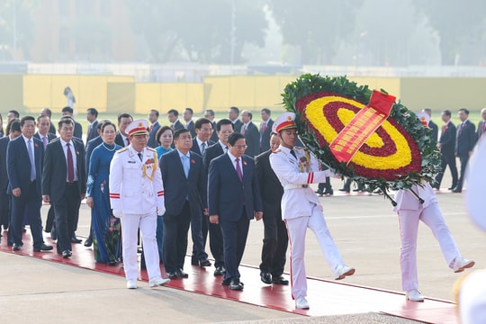 Đoàn đại biểu dự Đại hội Đảng bộ Chính phủ lần thứ nhất, nhiệm kỳ 2025-2030 vào Lăng viếng Chủ tịch Hồ Chí Minh