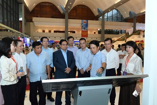 Ngành Ngân hàng tham gia triển lãm tại Đại hội đại biểu Đảng bộ Chính phủ lần thứ I