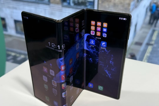 Samsung Tri-Fold ra mắt hoành tráng tại Hội nghị APEC 2025