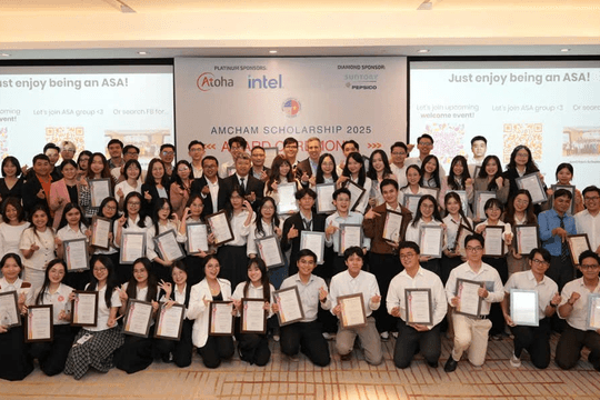 Hiệp hội Thương mại Mỹ tại Việt Nam tặng học bổng cho những sinh viên xuất sắc