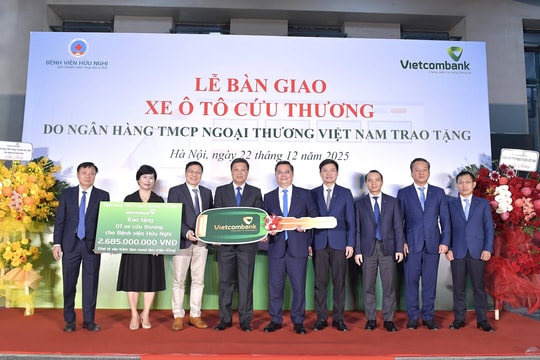 Vietcombank trao tặng Bệnh viện Hữu Nghị xe cứu thương trị giá gần 2,7 tỷ đồng