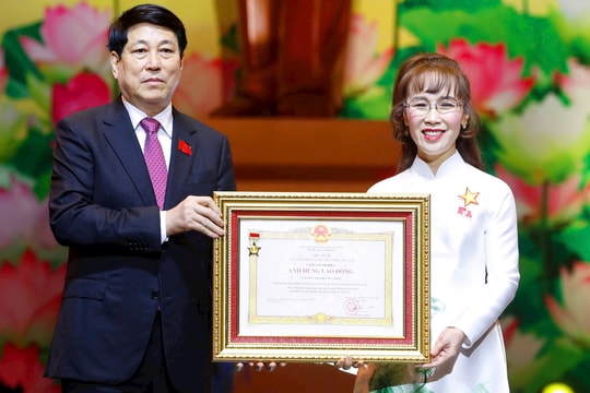 TS. Nguyễn Thị Phương Thảo nhận danh hiệu Anh hùng Lao động