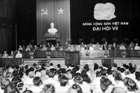 Dấu ấn các kỳ đại hội toàn quốc của Đảng Cộng sản Việt Nam - Kỳ VII: Đại hội đại biểu toàn quốc lần thứ VII của Đảng (1991): Đẩy mạnh công cuộc đổi mới, đưa đất nước ra khỏi khủng hoảng kinh tế - xã hội, tiến theo con đường xã hội chủ nghĩa