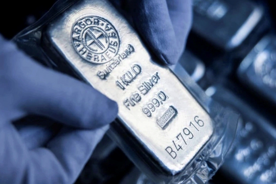 Thiếu hụt nguồn cung trầm trọng, giá bạc tăng chóng vánh