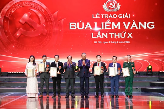 Tuyên dương Bí thư chi bộ xuất sắc và trao giải Búa liềm Vàng lần thứ X