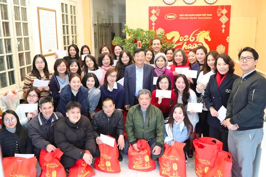 Sum vầy Bữa cơm Tất niên Công đoàn và trao quà Tết cho cán bộ, nhân viên Cơ quan thường trực Hiệp hội Ngân hàng Việt Nam