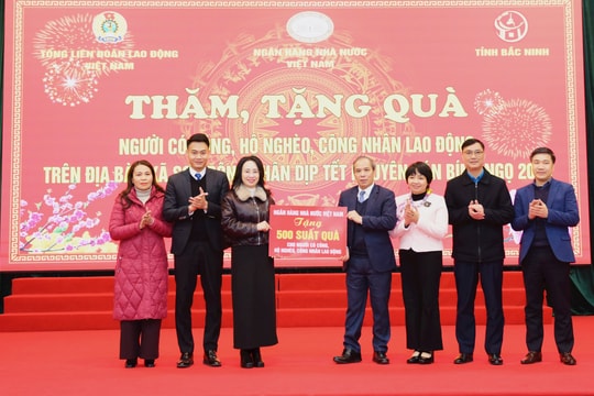 Ngành Ngân hàng trao quà nghĩa tình tới người có công, hộ nghèo, công nhân lao động hoàn cảnh khó khăn tại xã Sơn Động, tỉnh Bắc Ninh