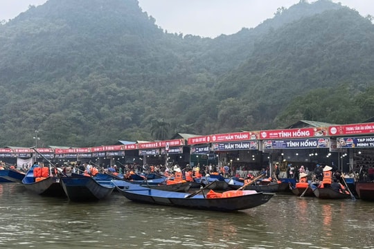 25.000 lượt du khách trẩy hội Chùa Hương 2 ngày đầu năm