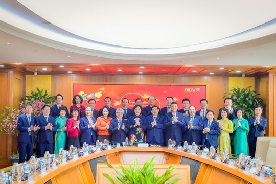 Lãnh đạo Ngân hàng Nhà nước thăm và chúc mừng năm mới một số tổ chức tín dụng