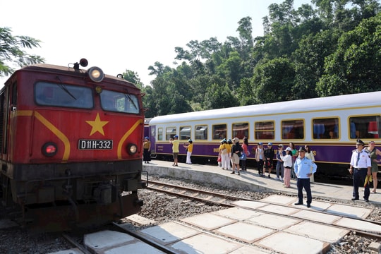 Ra mắt giao diện đậm chất Huế của đoàn tàu "Hành trình kết nối di sản Miền Trung"