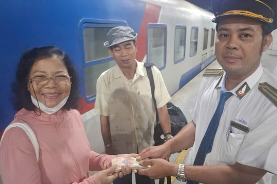 Tiếp viên tàu SE21 trả lại gần 30 triệu đồng cho hành khách bỏ quên