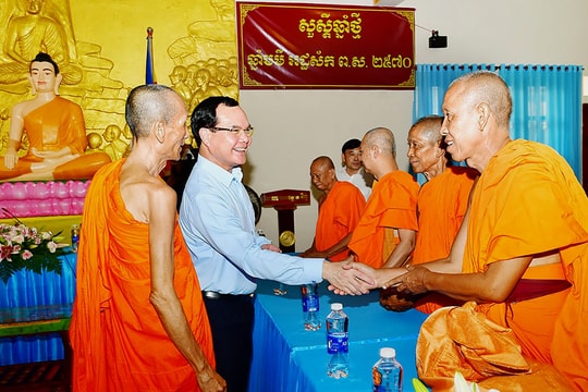 Bộ trưởng Bộ Dân tộc và Tôn giáo Nguyễn Đình Khang thăm, chúc mừng Tết cổ truyền Chôl Chnăm Thmây tại Vĩnh Long