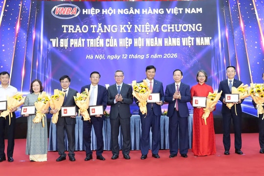 Tri ân các tập thể, cá nhân có đóng góp nổi bật cho hoạt động Hiệp hội Ngân hàng Việt Nam nhiệm kỳ VII