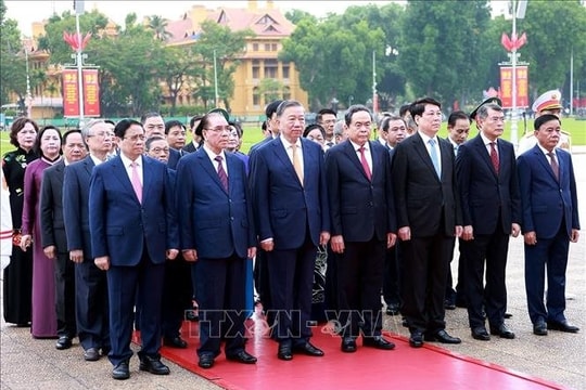 Kỷ niệm 136 năm Ngày sinh Chủ tịch Hồ Chí Minh: Lãnh đạo Đảng, Nhà nước vào Lăng viếng Bác