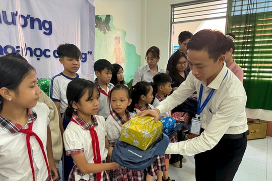 Shinhan Finance lan tỏa yêu thương đến học sinh An Giang và Quảng Ngãi