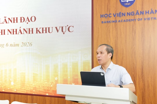 Phó Thống đốc Thường trực Ngân hàng Nhà nước Đoàn Thái Sơn chia sẻ kinh nghiệm công tác pháp chế tại Lớp bồi dưỡng Lãnh đạo NHNN chi nhánh khu vực