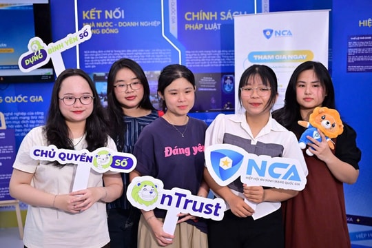 Giới trẻ xếp hàng “săn mã độc, xây tường lửa” tại Booth của NCA