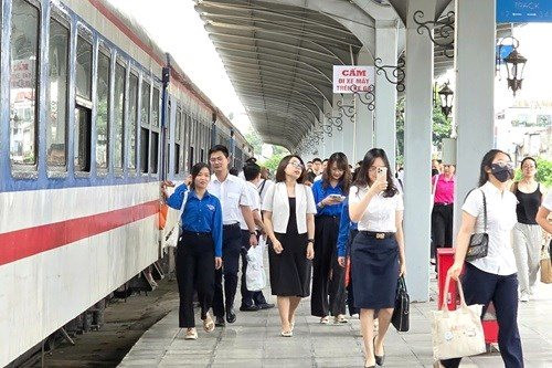 Ngày 26/6, chính thức chạy tàu chuyên dụng đưa đón y, bác sĩ Bệnh viện Bạch Mai cơ sở 2