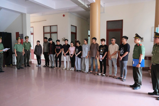 Khởi tố 12 bị can mua bán trái phép tài khoản ngân hàng