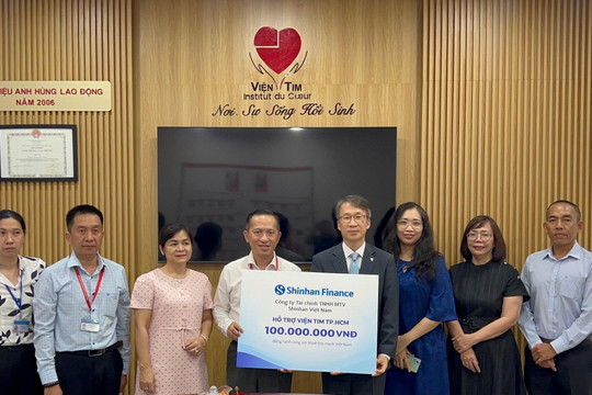 Shinhan Finance trao tặng 100 triệu đồng, đồng hành cùng Quỹ mổ tim tại Viện Tim TP. Hồ Chí Minh