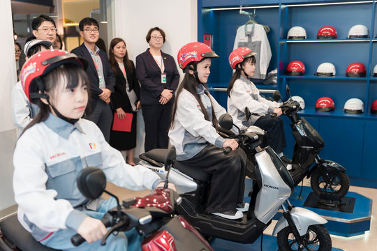 Honda Việt Nam mở trung tâm trải nghiệm công nghệ xe máy điện cho trẻ em