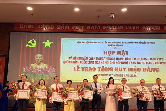 Đồng chí Nguyễn Hoàng Minh - Trưởng Văn phòng đại diện Hiệp hội Ngân hàng Việt Nam tại TP. Hồ Chí Minh nhận Huy hiệu 35 năm tuổi Đảng