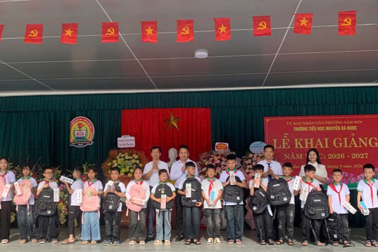 Shinhan Finance trao tặng gần 100 phần quà, tiếp thêm động lực cho học sinh trong năm học mới