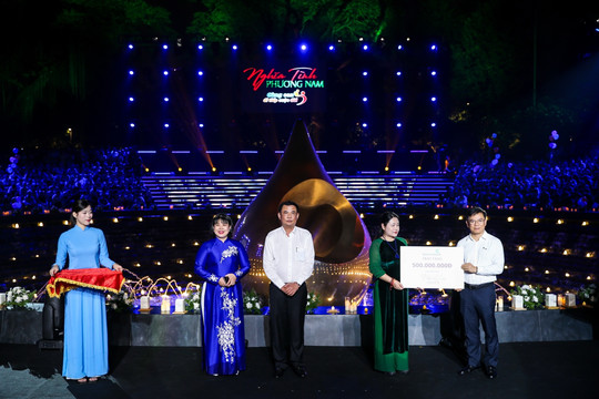 Vietcombank trao tặng 500 triệu đồng cho trẻ em có hoàn cảnh khó khăn tại chương trình “Nghĩa tình Phương Nam - Cùng con đi tiếp cuộc đời” năm 2026